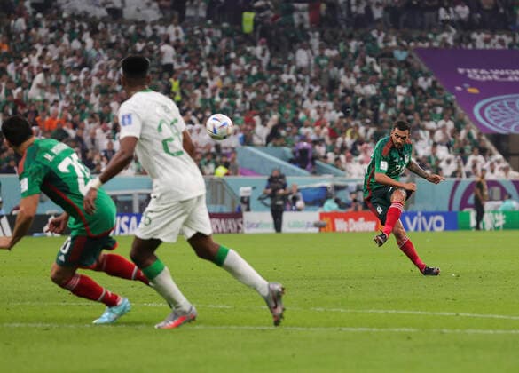 FIFA WM 2022, alle Tore Sport Bilder des Tages Saudi Arabia v Mexico 2022 FIFA World Cup, WM, Weltmeisterschaft, Fussball Luis Chavez scores Mexicos second goal during the 2022 FIFA World Cup Group C match at Lusail Stadium, Lusail Content Not Available For UK Newspapers Copyright: xPaulxChestertonx FIL-17655-0122 UK Newspapers OUT