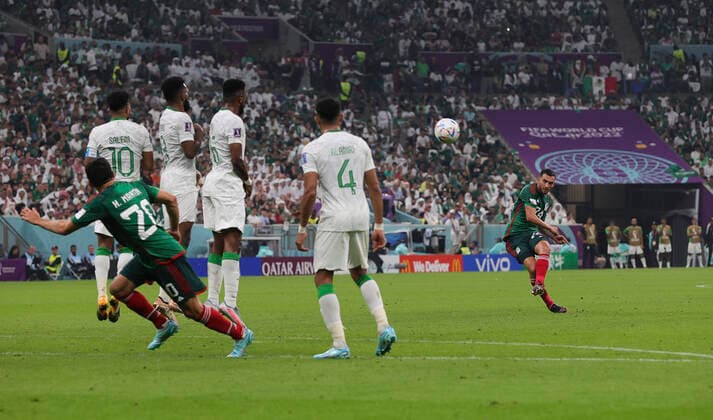 Saudi Arabia v Mexico 2022 FIFA World Cup, WM, Weltmeisterschaft, Fussball Roberto Alvarado of Mexico has a shot at goal from the free kick during the 2022 FIFA World Cup Group C match at Lusail Stadium, Lusail Content Not Available For UK Newspapers Copyright: xPaulxChestertonx FIL-17655-0162 UK Newspapers OUT