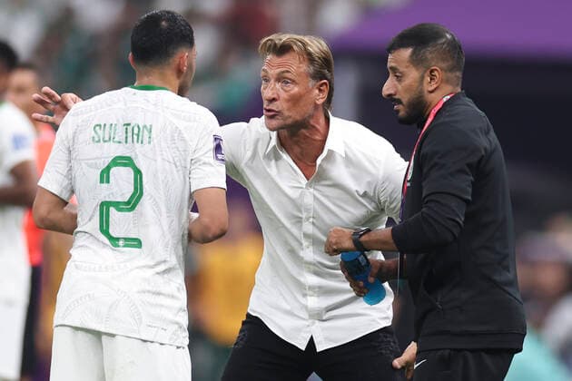 (221130) -- LUSAIL, Nov. 30, 2022 -- Herve Renard (C), head coach of Saudi Arabia, instructs player Sultan Alghannam (L) of Saudi Arabia during the Group C match between Saudi Arabia and Mexico at the 2022 FIFA World Cup, WM, Weltmeisterschaft, Fussball at Lusail Stadium in Lusail, Qatar, Nov. 30, 2022. ) (SP)QATAR-LUSAIL-2022 WORLD CUP-GROUP C-KSA VS MEX XuxZijian
