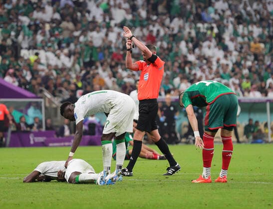 Saudi Arabia v Mexico 2022 FIFA World Cup, WM, Weltmeisterschaft, Fussball Referee Michael Oliver adds time to his stoppage watch during the 2022 FIFA World Cup Group C match at Lusail Stadium, Lusail Content Not Available For UK Newspapers Copyright: xPaulxChestertonx FIL-17655-0181 UK Newspapers OUT