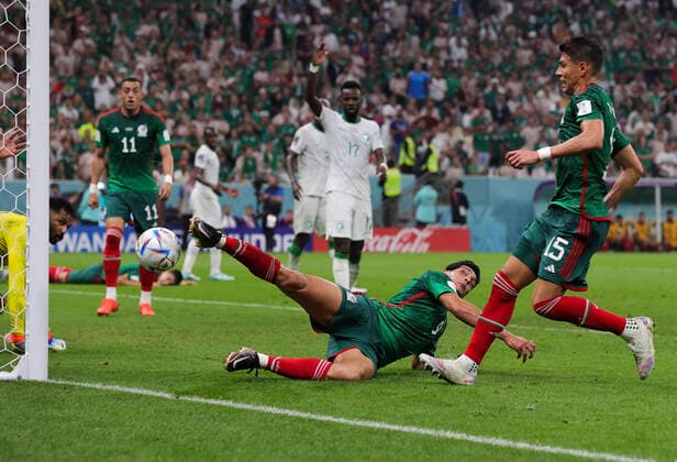 Saudi Arabia v Mexico 2022 FIFA World Cup, WM, Weltmeisterschaft, Fussball Raul JimÃ nez of Mexico tries to flick the ball towards goal during the 2022 FIFA World Cup Group C match at Lusail Stadium, Lusail Content Not Available For UK Newspapers Copyright: xPaulxChestertonx FIL-17655-0200 UK Newspapers OUT