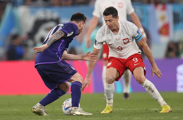 Robert Lewandowski (R) of Poland vies for the ball with Lionel Messi of Argentina during a FIFA World Cup, WM, Weltmeisterschaft, Fussball soccer match of the group phase between Poland and Argentina at 974 Stadium in Doha, Qatar 30 November 2022. World Cup 2022: Poland vs. Argentina !ACHTUNG: NUR REDAKTIONELLE NUTZUNG!  Copyright: xJuanxIgnacioxRoncoronix GR3426 20221130-26e9f2bb40c6693642d33be093a68ce160cc8180
