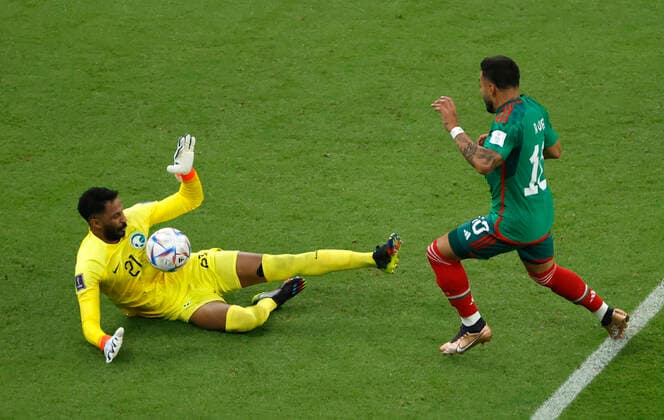 Mohammed Allowais (L) of Saudi Arabia disputes a ball with Alexis Vega of Mexico today, during a group stage match of the Qatar 2022 Soccer World Cup between Saudi Arabia and Mexico at the Lusail stadium, Qatar 30 November 2022. Soccer World Cup: Saudi Arabia - Mexico !ACHTUNG: NUR REDAKTIONELLE NUTZUNG!  Copyright: xEstebanxBibax GR3161 20221130-d8f42d22ec9b3ec34dc9ea923dbda4cd815c4208