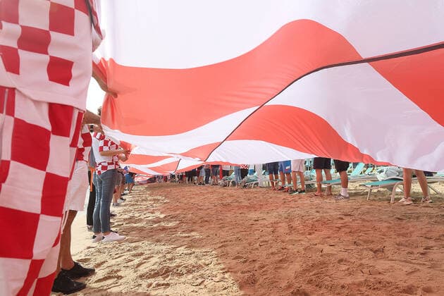 Croatian fans unfurled giant flag - FIFA World Cup, WM, Weltmeisterschaft, Fussball Qatar 2022 Croatian fans unfurled 200 meters long flag on the beach in front of the Hilton Doha Hotel to support the national team, Nationalteam ahead of the match against Belgium in Doha, Qatar, on December 01, 2022. GoranxStanzl PIXSELL