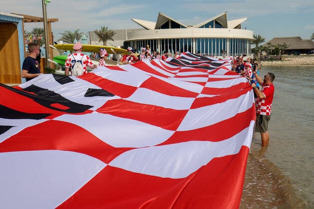 Croatian fans unfurled giant flag - FIFA World Cup, WM, Weltmeisterschaft, Fussball Qatar 2022 Croatian fans unfurled 200 meters long flag on the beach in front of the Hilton Doha Hotel to support the national team, Nationalteam ahead of the match against Belgium in Doha, Qatar, on December 01, 2022. IgorxKralj PIXSELL