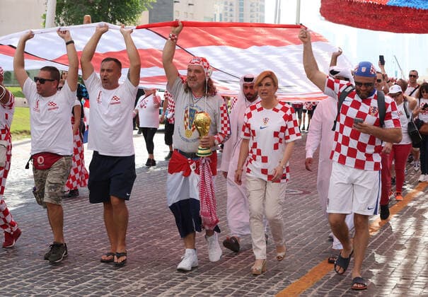 Former President of Croatia with Croatian fans - FIFA World Cup, WM, Weltmeisterschaft, Fussball Qatar 2022 Former President of Croatia Kolinda Grabar-Kitarovic holds a 200 meters long flag with Croatian fans to support the national team, Nationalteam ahead of the match against Belgium in Doha, Qatar, on December 01, 2022. GoranxStanzl PIXSELL
