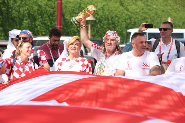 Former President of Croatia with Croatian fans - FIFA World Cup, WM, Weltmeisterschaft, Fussball Qatar 2022 Former President of Croatia Kolinda Grabar-Kitarovic holds a 200 meters long flag with Croatian fans to support the national team, Nationalteam ahead of the match against Belgium in Doha, Qatar, on December 01, 2022. GoranxStanzl PIXSELL
