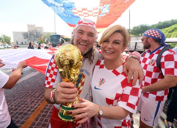Sport Bilder des Tages Former President of Croatia with Croatian fans - FIFA World Cup, WM, Weltmeisterschaft, Fussball Qatar 2022 Former President of Croatia Kolinda Grabar-Kitarovic pose with Croatian supporter with FIFA World Cup Trophy under a 200 meters long flag ahead of the match against Belgium in Doha, Qatar, on December 01, 2022. GoranxStanzl PIXSELL