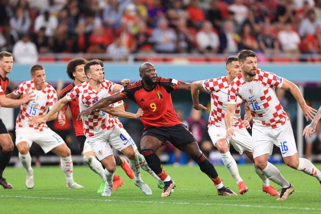 Fußball FIFA Fussball-Weltmeisterschaft Gruppe F Kroatien gegen Belgien 1. Dezember 2022 FIFA Fussball-Weltmeisterschaft Gruppe F Kroatien gegen Belgien Romelu Lukaku (Belgien) und Ivan Perisic (Kroatien) erwarten, dass der Ball in den Strafraum fällt Foto Simon Stacpoole Abseits Doha Katar  Copyright: xSimonxStacpoolexOffside