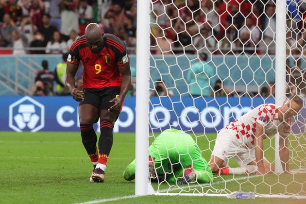 Belgium s Romelu Lukaku and Croatian goalkeeper Dominik Livakovic pictured in action during a soccer game between Belgium s national team, Nationalteam the Red Devils and Croatia, the third and last game in Group F of the FIFA 2022 World Cup in Al Rayyan, State of Qatar on Thursday 01 December 2022. VIRGINIExLEFOUR  x54366735x