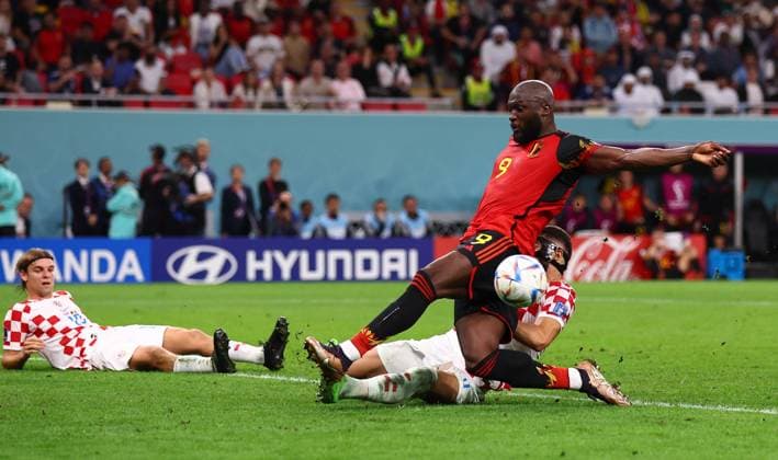 Al Rayyan, Qatar, 1st December 2022. Josko Gvardiol of Croatia last ditch tackle foils Romelu Lukaku of Belgium during the FIFA World Cup, WM, Weltmeisterschaft, Fussball 2022 match at Ahmad bin Ali Stadium, Al Rayyan. Picture credit should read: David Klein Sportimage EDITORIAL USE ONLY. No use with unauthorised audio, video, data, fixture lists, club league logos or live services. Online in-match use limited to 120 images, no video emulation. No use in betting, games or single club league player publications. SPI-2076-0131