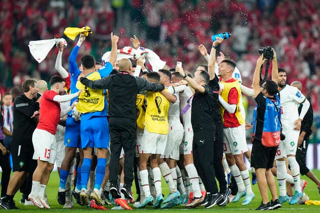 Sport Bilder des Tages Canada v Morocco: Group F - FIFA World Cup, WM, Weltmeisterschaft, Fussball Qatar 2022 Morocco players celebrate victory after the FIFA World Cup Qatar 2022 Group F match between Canada and Morocco at Al Thumama Stadium on December 1, 2022 in Doha, Qatar. Doha Qatar  Copyright: xJosexBretonx originalFilename:breton-canadavm221201_npFW2.jpg