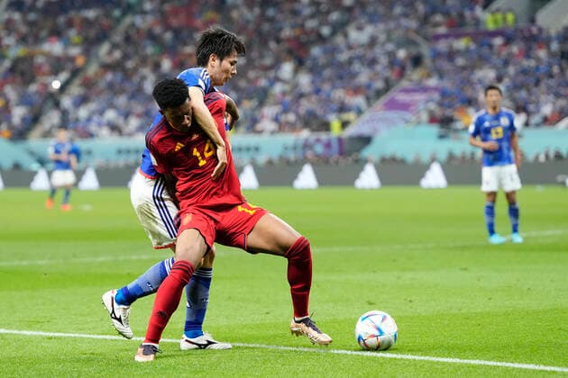 Japan v Spain: Group E - FIFA World Cup, WM, Weltmeisterschaft, Fussball Qatar 2022 Ao Tanaka Central Midfield of Japan and Fortuna Dusseldorf and Alejandro Balde left-back of Spain and FC Barcelona, Barca compete for the ball during the FIFA World Cup Qatar 2022 Group E match between Japan and Spain at Khalifa International Stadium on December 1, 2022 in Doha, Qatar. Doha Qatar  Copyright: xJosexBretonx originalFilename:breton-japanvsp221201_npyDJ.jpg