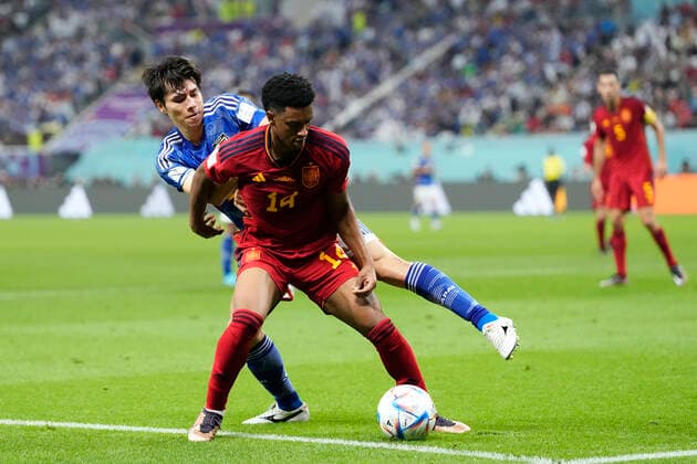 Japan v Spain: Group E - FIFA World Cup, WM, Weltmeisterschaft, Fussball Qatar 2022 Ao Tanaka Central Midfield of Japan and Fortuna Dusseldorf and Alejandro Balde left-back of Spain and FC Barcelona, Barca compete for the ball during the FIFA World Cup Qatar 2022 Group E match between Japan and Spain at Khalifa International Stadium on December 1, 2022 in Doha, Qatar. Doha Qatar  Copyright: xJosexBretonx originalFilename:breton-japanvsp221201_npQlq.jpg