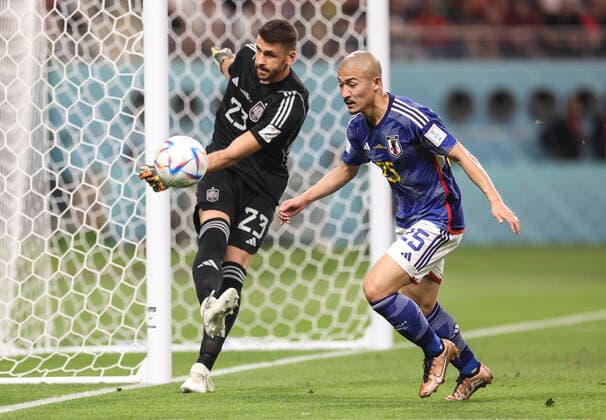 Football - 2022 FIFA World Cup, WM, Weltmeisterschaft, Fussball Qatar - Group E - Round Three - Japan vs Spain - Khalifa International Stadium, Ar Rayyan - Thursday 1st December 2022 Daizen Maeda of Japan vies with Unai Simon of Spain 