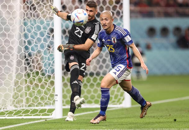 Football - 2022 FIFA World Cup, WM, Weltmeisterschaft, Fussball Qatar - Group E - Round Three - Japan vs Spain - Khalifa International Stadium, Ar Rayyan - Thursday 1st December 2022 Daizen Maeda of Japan vies with Unai Simon of Spain 