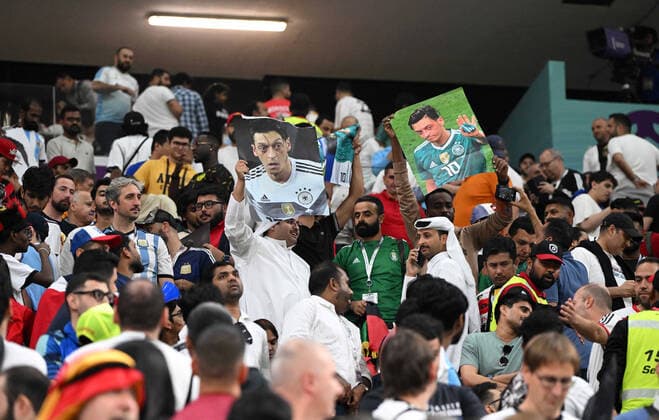 Fussball, Herren, Saison 2022 23, WM in Katar, Gruppe E (3. Spieltag), Costa Rica - Deutschland im Al-Bayt Stadium in Al-Khor, Katarer mit Plakaten, auf denen Mesut Özil zu sehen ist, 01.12. 2022, *** Football, Men, 2022 23 season, World Cup in Qatar, Group E 3 match day , Costa Rica Germany at Al Bayt Stadium in Al Khor, Qataris with posters showing Mesut Özil, 01 12 2022, Copyright: xMatthiasxKochx