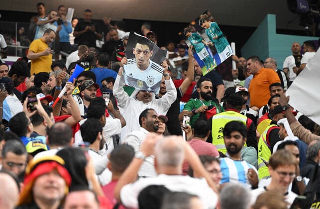 Fussball, Herren, Saison 2022 23, WM in Katar, Gruppe E (3. Spieltag), Costa Rica - Deutschland im Al-Bayt Stadium in Al-Khor, Katarer mit Transparenten, auf denen Mesut Özil zu sehen ist, rechts Ordner, 01.12. 2022, *** Football, Men, 2022 23 season, World Cup in Qatar, Group E 3 match day , Costa Rica Germany at Al Bayt Stadium in Al Khor, Qataris with banners showing Mesut Özil, right stewards, 01 12 2022, Copyright: xMatthiasxKochx
