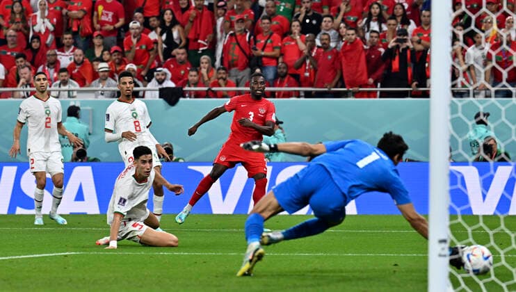 FIFA WM 2022, alle Tore (221201) -- DOHA, Dec. 1, 2022 -- Sam Adekugbe (2nd R) of Canada creates a goal for Canada during the Group F match between Canada and Morocco at the 2022 FIFA World Cup, WM, Weltmeisterschaft, Fussball at Al Thumama Stadium in Doha, Qatar, Dec. 1, 2022. ) (SP)QATAR-DOHA-2022 WORLD CUP-GROUP F-CAN VS MAR XinxYuewei 