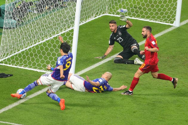 Bilder des Jahres, Sport 12 Dezember Sport Themen der Woche KW48 Sport Bilder des Tages Kaoru Mitoma of Japan kicks the ball in play leading to Ao Tanaka of Japan scoring a goal after a VAR decision during the FIFA World Cup, WM, Weltmeisterschaft, Fussball Qatar 2022 match between Japan and Spain at Khalifa International Stadium, Doha, Qatar on 1 December 2022. Copyright: xPeterxDovganx 34820021