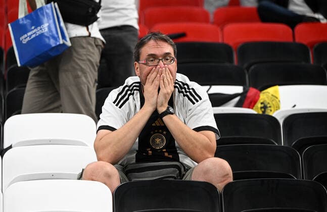Fussball, Herren, Saison 2022 23, WM in Katar, Gruppe E (3. Spieltag), Costa Rica - Deutschland im Al-Bayt Stadium in Al-Khor, Fans von Deutschland, Enttäuschung nach Abpfiff, 01.12. 2022, *** Football, Men, 2022 23 season, World Cup in Qatar, Group E 3 match day , Costa Rica Germany at Al Bayt Stadium in Al Khor, fans of Germany, disappointment after final whistle, 01 12 2022, Copyright: xMatthiasxKochx