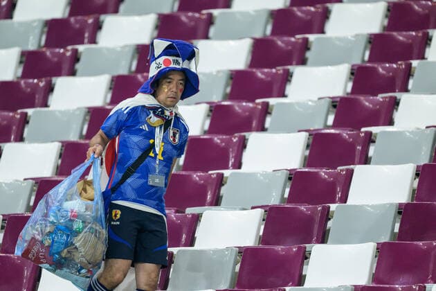 221201 Supporters of Japan picking up trash on the stands after the FIFA World Cup, WM, Weltmeisterschaft, Fussball 2022 football match between Japan and Spain on December 1, 2022 in Doha. Photo: Joel Marklund BILDBYRAN kod JM JM0398 bbeng fotboll football soccer fotball vm fotbolls-vm fotball-vm fotbolls-vm 2022 fifa world cup 2022 japan spanien spain publik *** 221201 Supporters of Japan picking up trash on the stands after the FIFA World Cup 2022 football match between Japan and Spain on December 1, 2022 in Doha Photo Joel Marklund BILDBYRAN code JM JM0398 bbeng football football soccer fotball world cup football world cup football world cup 2022 fifa world cup 2022 japan spain spain crowd,  Copyright: JOELxMARKLUND BB221201JM212