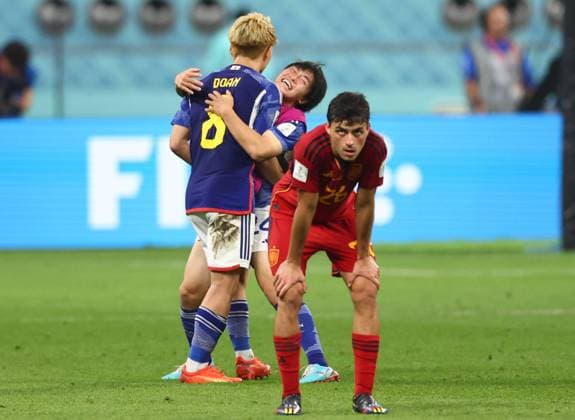 Sport Themen der Woche KW48 Sport Bilder des Tages Doha, Qatar, 1st December 2022. Ritsu Doan of Japan celebrates with Yuki Soma of Japan during the FIFA World Cup, WM, Weltmeisterschaft, Fussball 2022 match at Khalifa International Stadium, Doha. Picture credit should read: David Klein Sportimage EDITORIAL USE ONLY. No use with unauthorised audio, video, data, fixture lists, club league logos or live services. Online in-match use limited to 120 images, no video emulation. No use in betting, games or single club league player publications. SPI-2077-0124