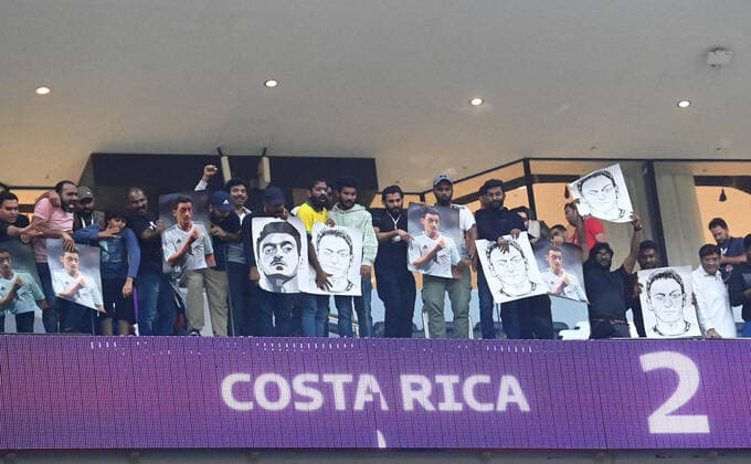 Fussball, Herren, Saison 2022 23, WM in Katar, Gruppe E (3. Spieltag), Costa Rica - Deutschland im Al-Bayt Stadium in Al-Khor, Fans mit Plakaten, die Mesut Özil zeigen, 01.12. 2022, *** Football, men, 2022 23 season, World Cup in Qatar, Group E 3 match day , Costa Rica Germany at Al Bayt Stadium in Al Khor, fans with posters showing Mesut Özil, 01 12 2022, Copyright: xMatthiasxKochx