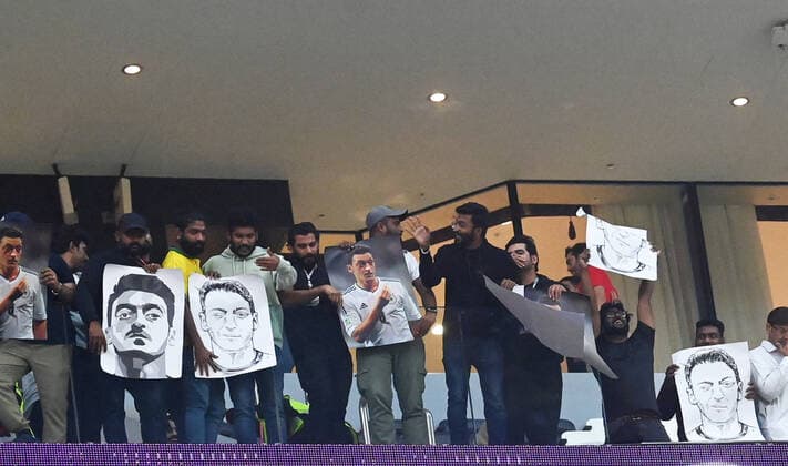 Fussball, Herren, Saison 2022 23, WM in Katar, Gruppe E (3. Spieltag), Costa Rica - Deutschland im Al-Bayt Stadium in Al-Khor, Anzeige mit 2:4-Endstand, oben Fans mit Plakaten, die Mesut Özil zeigen, 01.12. 2022, *** Football, Men, 2022 23 season, World Cup in Qatar, Group E 3 match day , Costa Rica Germany at Al Bayt Stadium in Al Khor, display showing 2 4 final score, above fans with posters showing Mesut Özil, 01 12 2022, Copyright: xMatthiasxKochx