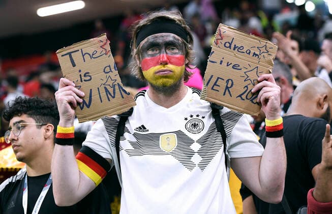 Sport Themen der Woche KW48 Sport Bilder des Tages Fussball, Weltmeisterschaft, 2022, Herren, Qatar, Gruppe E, 3. Spieltag, Al Bayt Stadium: Costa Rica - Deutschland 2:4; Deutsche Fans enttäuscht. Enttäuschung, Frust, Aktion, Einzelbild. FIFA REGULATIONS PROHIBIT ANY USE OF PHOTOGRAPHS AS IMAGE SEQUENCES AND OR QUASI-VIDEO *** Football, World Cup, 2022, Men, Qatar, Group E, Matchday 3, Al Bayt Stadium Costa Rica Germany 2 4 German fans disappointed disappointment, frustration, action, frame FIFA REGULATES PROHIBIT ANY USE OF PHOTOGRAPHS AS IMAGE SEQUENCES AND OR QUASI VIDEO