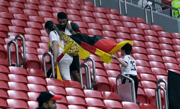 Fussball, Weltmeisterschaft, 2022, Herren, Qatar, Gruppe E, 3. Spieltag, Al Bayt Stadium: Costa Rica - Deutschland 2:4; Deutsche Fans ziehen ab. Enttäuschung, Frust, Aktion. FIFA REGULATIONS PROHIBIT ANY USE OF PHOTOGRAPHS AS IMAGE SEQUENCES AND OR QUASI-VIDEO *** Football, World Cup, 2022, Men, Qatar, Group E, Matchday 3, Al Bayt Stadium Costa Rica Germany 2 4 German fans pull off disappointment, frustration, action FIFA REGULATES PROHIBIT ANY USE OF PHOTOGRAPHS AS IMAGE SEQUENCES AND OR QUASI VIDEO