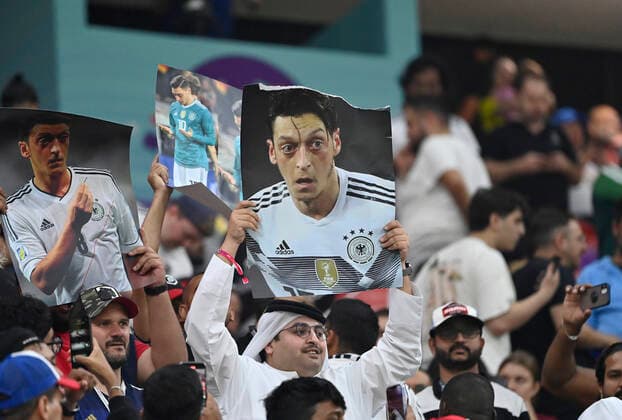 Feature, Fan in traditioneller arabischer Kleidung haelt ein Foto von Mesut OEZIL (Özil) (ehemaliger Fussballspieler) hoch. Costa Rica (CRC) - Deutschland (GER), Gruppenphase Gruppe E, 3. Spieltag, Al-Bayt Stadium in Al-Khor, am 01.12.2022, Fussball Weltmeisterschaft 2022 in Katar vom 20.11. - 18.12.2022 Â *** Feature, fan in traditional Arab dress holding a photo of Mesut OEZIL Özil former football player high Costa Rica CRC Germany GER , group stage group E, 3 match day, Al Bayt Stadium in Al Khor, on 01 12 2022, football world cup 2022 in Qatar from 20 11 18 12 2022 Â