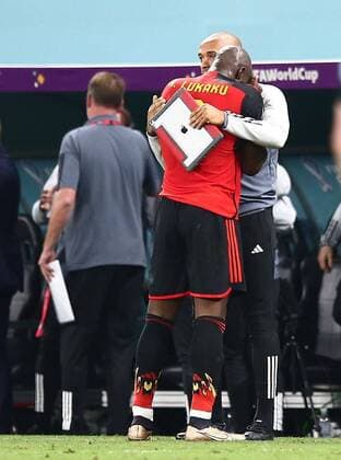 Sport Bilder des Tages Mandatory Credit: Photo by Michael Zemanek Shutterstock (13640359ef) Assistant Coach Thierry Henry consoles Romelu Lukaku of Belgium at the end of the game Croatia v Belgium, FIFA World Cup, WM, Weltmeisterschaft, Fussball 2022, Group F, Football, Ahmad Bin Ali Stadium, Ar-Rayyan, Qatar - 01 Dec 2022 Editorial Use Only Croatia v Belgium, FIFA World Cup 2022, Group F, Football, Ahmad Bin Ali Stadium, Ar-Rayyan, Qatar - 01 Dec 2022 Editorial Use Only Copyright: xMichaelxZemanek Shutterstockx 13640359ef