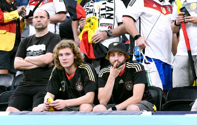 Fussball, Weltmeisterschaft, 2022, Herren, Qatar, Gruppe E, 3. Spieltag, Al Bayt Stadium: Costa Rica - Deutschland 2:4; Enttäuschte deutsche Fans. Enttäuschung, Frust, Aktion. FIFA REGULATIONS PROHIBIT ANY USE OF PHOTOGRAPHS AS IMAGE SEQUENCES AND OR QUASI-VIDEO *** Football, World Cup, 2022, Men, Qatar, Group E, Matchday 3, Al Bayt Stadium Costa Rica Germany 2 4 Disappointed German Fans Disappointment, Frustration, Action FIFA REGULATES PROHIBIT ANY USE OF PHOTOGRAPHS AS IMAGE SEQUENCES AND OR QUASI VIDEO