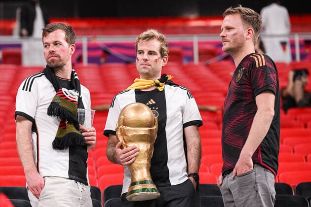 FUSSBALL WM 2022 VORRUNDE GRUPPE E Costa Rica - Deutschland 01.12.2022 Trauer bei Fans aus Deutschland mit einer Nachbildung des WM-Pokals. *** FOOTBALL WORLD CUP 2022 PRE-ROUND GROUP E Costa Rica Germany 01 12 2022 mourning fans from Germany with a replica of the World Cup trophy