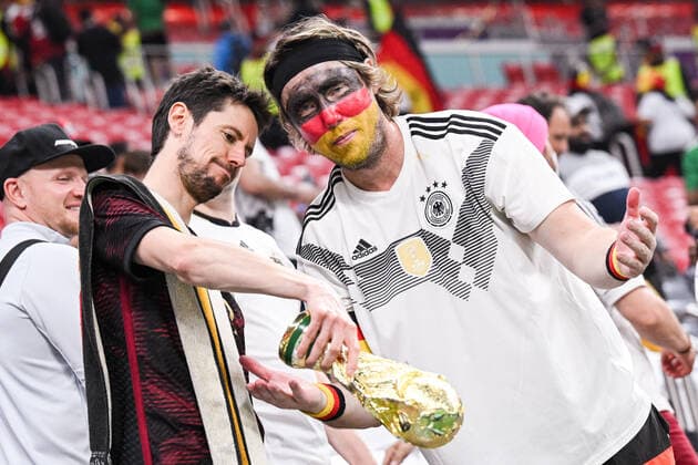 FUSSBALL WM 2022 VORRUNDE GRUPPE E Costa Rica - Deutschland 01.12.2022 Trauer bei Fans aus Deutschland mit einer Nachbildung des WM-Pokals. *** FOOTBALL WORLD CUP 2022 PRE-ROUND GROUP E Costa Rica Germany 01 12 2022 mourning fans from Germany with a replica of the World Cup trophy