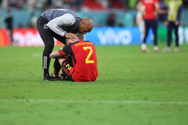 Sport Bilder des Tages (221201) -- AL RAYYAN, Dec. 1, 2022 -- Belgium s assistant coach Thierry Henry (L) greets Toby Alderweireld after the Group F match between Croatia and Belgium at the 2022 FIFA World Cup, WM, Weltmeisterschaft, Fussball at Ahmad Bin Ali Stadium in Al Rayyan, Qatar, Dec. 1, 2022. ) (SP)QATAR-AL RAYYAN-2022 WORLD CUP-GROUP F-CRO VS BEL LixMing 