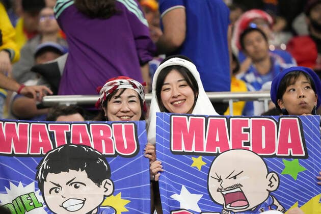 (221201) -- DOHA, Dec. 1, 2022 -- Fans of Japan pose for photos before the Group E match between Japan and Spain at the 2022 FIFA World Cup, WM, Weltmeisterschaft, Fussball at Khalifa International Stadium in Doha, Qatar, Dec. 1, 2022. ) (SP)QATAR-DOHA-2022 WORLD CUP-GROUP E-JPN VS ESP LixGang 