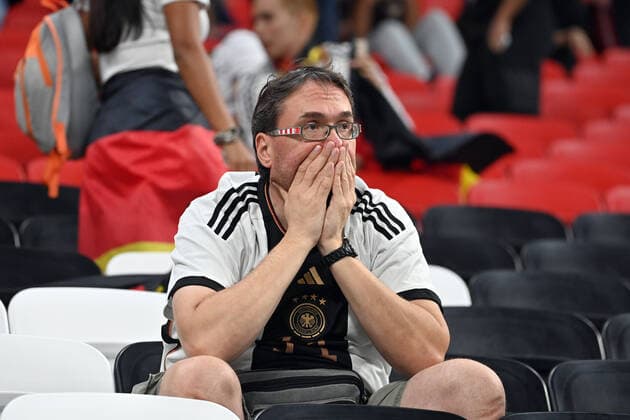 deutscher Fan,Fussballfan, , enttaeuscht,frustriert,niedergeschlagen, Costa Rica (CRC) - Deutschland (GER) 2-4 Gruppenphase Gruppe E,Spiel 44 am 01.12.2022, Al Bayt Stadium. Fussball Weltmeisterschaft 2022 in Katar vom 20.11. - 18.12.2022 *** German fan,soccer fan, , disappointed,frustrated,dejected, Costa Rica CRC Germany GER 2 4 group stage group E,match 44 on 01 12 2022, Al Bayt Stadium Soccer World Cup 2022 in Qatar from 20 11 18 12 2022