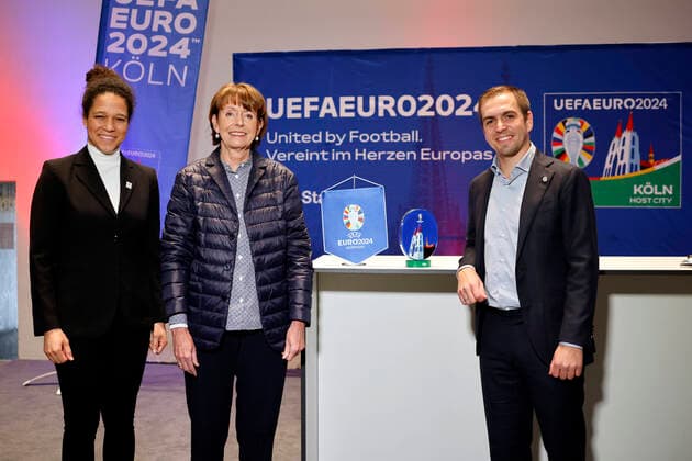 Sport Themen der Woche KW48 Kölns Oberbürgermeisterin Henriette Reker, Ex-Fußballer Philipp Lahm, Turnierdirektor der UEFA EURO, EM, Europameisterschaft,Fussball 2024, und Fußballspielerin Celia Sasic, Turnierbotschafterin der UEFA EURO 2024, bei der Vorstellung der Planungen für die Fußball-Europameisterschaft 2024 (UEFA EURO 2024) in Deutschland. Insgesamt fünf Spiele der Fußball-Europameisterschaft sollen in Köln im RheinEnergie-Stadion ausgetragen, darunter vier Vorrundenspiele sowie ein Achtelfinale. Köln, 01.12.2022 NRW Deutschland *** Colognes Lord Mayor Henriette Reker, ex-footballer Philipp Lahm, tournament director of UEFA EURO 2024, and soccer player Celia Sasic, tournament ambassador of UEFA EURO 2024, at the presentation of the plans for the European Football Championship 2024 UEFA EURO 2024 in Germany A total of five matches of the European Football Championship are to be played in Cologne at the RheinEnergie Stadium, including four preliminary round matches and one round of 16 Cologne, 01 12 2022 NRW Germany Copyright: xChristophxHardtx