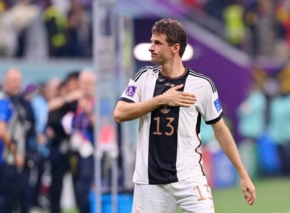 FUSSBALL WM 2022 VORRUNDE GRUPPE E Costa Rica Germany 01 12 2022 Thomas Mueller Germany beats his chest disappointed after the game