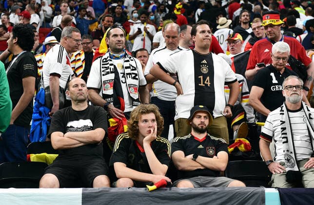 Fussball, Weltmeisterschaft, 2022, Herren, Qatar, Gruppe E, 3. Spieltag, Al Bayt Stadium: Costa Rica - Deutschland 2:4; Deutsche Fans enttäuscht nach Spielende. Enttäuschung, Frust, Aktion. FIFA REGULATIONS PROHIBIT ANY USE OF PHOTOGRAPHS AS IMAGE SEQUENCES AND OR QUASI-VIDEO *** Football, World Cup, 2022, Men, Qatar, Group E, Matchday 3, Al Bayt Stadium Costa Rica Germany 2 4 German fans disappointed after end of match disappointment, frustration, action FIFA REGULATES PROHIBIT ANY USE OF PHOTOGRAPHS AS IMAGE SEQUENCES AND OR QUASI VIDEO