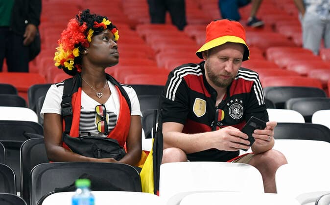 Fussball, Weltmeisterschaft, 2022, Herren, Qatar, Gruppe E, 3. Spieltag, Al Bayt Stadium: Costa Rica - Deutschland 2:4; Deutsche Fans enttäuscht nach Spielende. Enttäuschung, Frust, Aktion. FIFA REGULATIONS PROHIBIT ANY USE OF PHOTOGRAPHS AS IMAGE SEQUENCES AND OR QUASI-VIDEO *** Football, World Cup, 2022, Men, Qatar, Group E, Matchday 3, Al Bayt Stadium Costa Rica Germany 2 4 German fans disappointed after end of match disappointment, frustration, action FIFA REGULATES PROHIBIT ANY USE OF PHOTOGRAPHS AS IMAGE SEQUENCES AND OR QUASI VIDEO