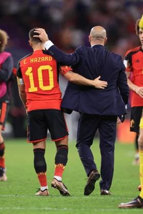 Fußball FIFA Fussball-Weltmeisterschaft Gruppe F Kroatien gegen Belgien 1. Dezember 2022 FIFA Fussball-Weltmeisterschaft Gruppe F Kroatien gegen Belgien Belgiens Trainer Roberto Martinez und Eden Hazard von Belgien gehen nach dem Spiel weg Foto Simon Stacpoole Abseits Doha Katar  Copyright: xSimonxStacpoolexOffside