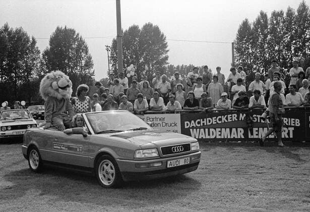 Dresden, historisch, Fußball, Dynamo Dresden, Bundesliga, Saison 1992 93: Vorbereitung Testspiel (international) in Pirna (jetzt Willy-Tröger-Stadion) gegen Aston Villa England (Premier League Erste Liga), 1:3 verloren, Tore: 0:1 McGrath (21.), 0:2 Daley (45.), 0:3 Atkinson (47.), 1:3 Rath (60.). 02.08.1992. Bericht in Sächsische Zeitung am 03.08.1992: Keine Panik nach Schaltpausen. Im Showprogramm vor dem Spiel, Maskottchen Figur Löwe fährt in einem Audi auf den Rasen, Zuschauer, Bandenwerbung. *** Dresden, historical, Soccer, Dynamo Dresden, Bundesliga, Season 1992 93 Preparations try out International in Pirna now Willy Tröger Stadium against Aston Villa England Premier League First League , 1 3 lost, Gates 0 1 McGrath 21 , 0 2 Daley 45 , 0 3 Atkinson 47 , 1 3 Rath 60 02 08 1992 Report in Saxon Newspaper at 03 08 1992 none Panic After switching pauses in Show program before the Game, Mascots Figure Lion runs in a Audi on the Lawn, Viewers, Advertising hoardings Copyright: xSZ MarionxGröningx