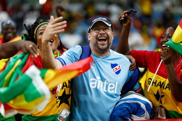 A fan from Uruguay cheers on his team accompanied by female fans from Ghana as they attend today a group stage match of the Qatar 2022 Soccer World Cup between Ghana and Uruguay at the Al-Janoub stadium in Al-Wakrah, Qatar 02 December 2022. Soccer World Cup 2022: Ghana - Uruguay !ACHTUNG: NUR REDAKTIONELLE NUTZUNG!  Copyright: xRodrigoxJiménezx GR5028 20221202-bb3b825ac0271ca61afec1dc90491a2fc766f668