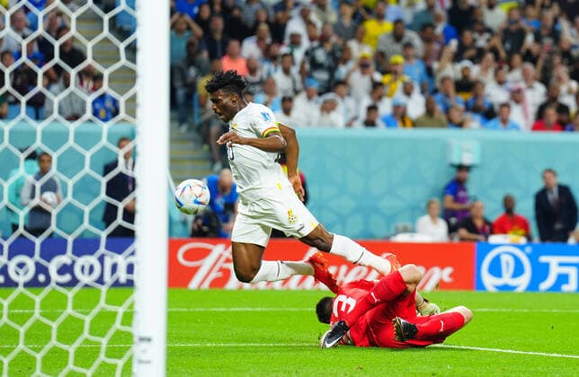 Sport Bilder des Tages Mandatory Credit: Photo by Javier Garcia Shutterstock (13640424af) Mohammed Kudus of Ghana is brought down by Goalkeeper Sergio Rochet of Uruguay for a penalty missed by Jordan Ayew of Ghana Ghana v Uruguay, FIFA World Cup, WM, Weltmeisterschaft, Fussball 2022, Group H, Football, Al Janoub Stadium, Al Wakrah, Qatar - 02 Dec 2022 Editorial Use Only Ghana v Uruguay, FIFA World Cup 2022, Group H, Football, Al Janoub Stadium, Al Wakrah, Qatar - 02 Dec 2022 Editorial Use Only  Copyright: xJavierxGarcia Shutterstockx 13640424af