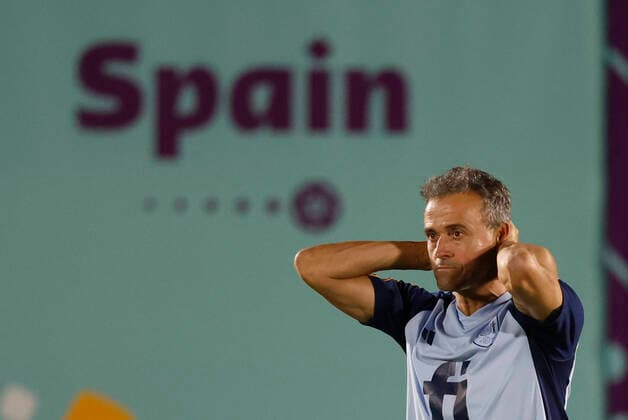 Sport Bilder des Tages Spain s head coach Luis Enrique leads a training session at Qatar University, in Doha, Qatar, 02 December 2022. Spain will face Morocco on the upcoming 06 December in a round-of-16 soccer match of the Qatar 2022 World Cup. Spain s training session !ACHTUNG: NUR REDAKTIONELLE NUTZUNG!  Copyright: xJuanJoxMartinx EVE1603 20221202-86aedbc0f3a8f4457bb09194409a36d7ce7df436