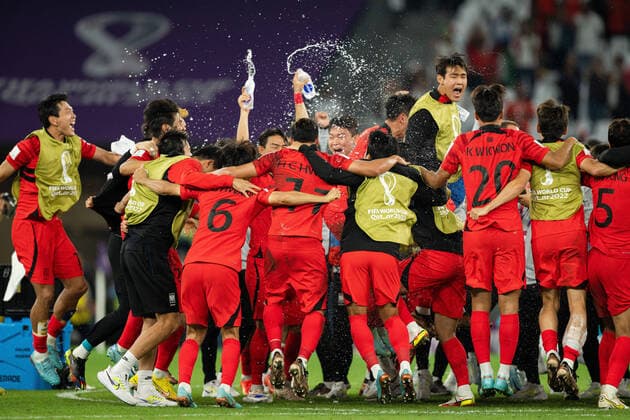 Bilder des Jahres, Sport 12 Dezember Sport Themen der Woche KW48 Sport Bilder des Tages 221202 Players of South Korea celebrate after the FIFA World Cup, WM, Weltmeisterschaft, Fussball 2022 football match between South Korea and Portugal on December 2, 2022 in Doha. Photo: Joel Marklund BILDBYRAN kod JM JM0399 bbeng fotboll football soccer fotball vm fotbolls-vm fotball-vm fotbolls-vm 2022 fifa world cup 2022 sydkorea south korea portugal jubel *** 221202 Players of South Korea celebrate after the FIFA World Cup 2022 football match between South Korea and Portugal on December 2, 2022 in Doha Photo Joel Marklund PHOTO AGENCY code JM JM0399 bbeng football football soccer fotball vm fotbols vm fotbols vm fotbols vm 2022 fifa world cup 2022 south korea south korea portugal jubilation,  Copyright: JOELxMARKLUND BB221202JM100