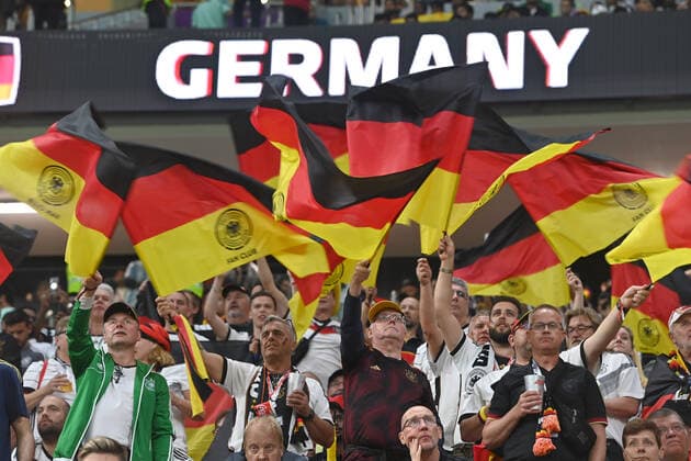 deutsche Fans,Fussballfans schwenken ihre Fahnen,Flaggen,Deutschlandfahnen. Costa Rica (CRC) - Deutschland (GER) 2-4 Gruppenphase Gruppe E,Spiel 44 am 01.12.2022, Al Bayt Stadium. Fussball Weltmeisterschaft 2022 in Katar vom 20.11. - 18.12.2022 *** German fans,football fans wave their flags,flags,flags of Germany Costa Rica CRC Germany GER 2 4 group stage group E,match 44 on 01 12 2022, Al Bayt Stadium Football World Cup 2022 in Qatar from 20 11 18 12 2022